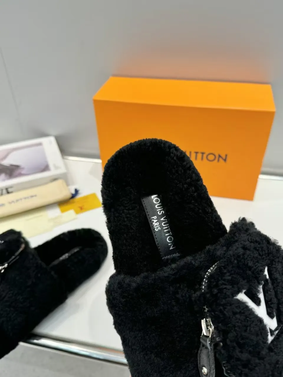 👟👟Ex-factory price 500👟👟 Popular style [LV mop] official website synchronization: counter quality! My family only makes all-genuine lamb 🐑 wool. A giant trendy fall and winter thick-soled fur flip flop. The super comfortable and luxurious wool texture makes your feet more beautiful, confident and comfortable. It is very suitable for home and outdoor use. 1: Fabric: Genuine leather lamb 🐑 wool 2: Lining: Genuine leather lamb 🐑 wool 3: Foot pads: Genuine leather lamb 🐑 wool 4: Outsole: Wear-resistant and non-slip rubber outsole 5: Number of yards: 35-41 yards [Note: 41 customized]